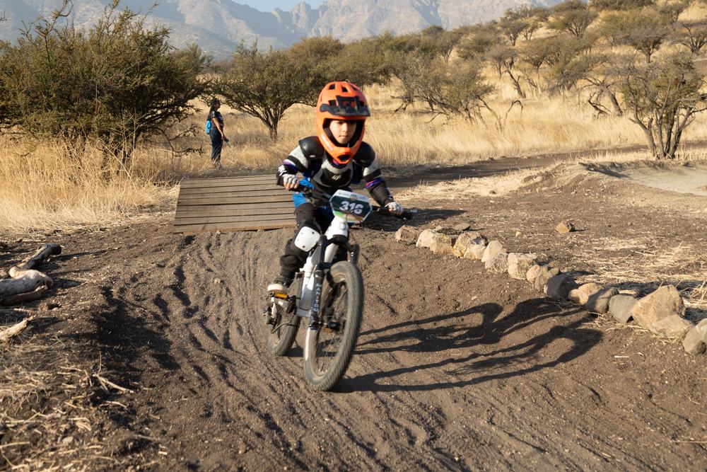 Alumno tomando una curva de tierra